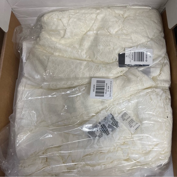 Torrid Ivory Lace Capelet Wedding Dress Size 10 - Picture 10 of 10